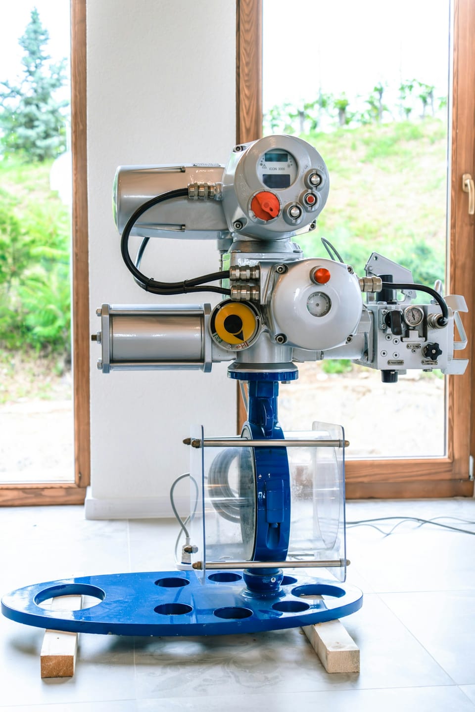 Pneumatic valve actuator